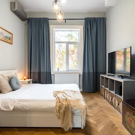 Chic Near Bucharest's Landmarks Бухарест
