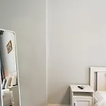 Chic Near Bucharest's Landmarks Apartman