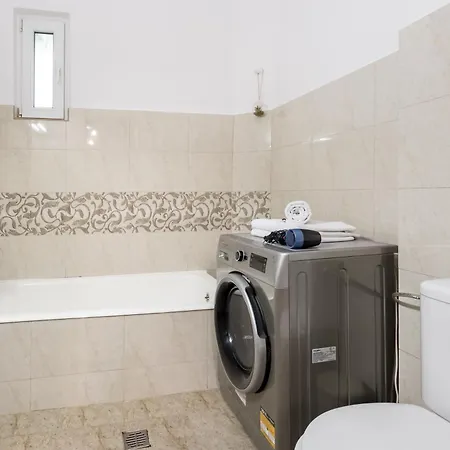 Chic Near Bucharest's Landmarks Apartman *