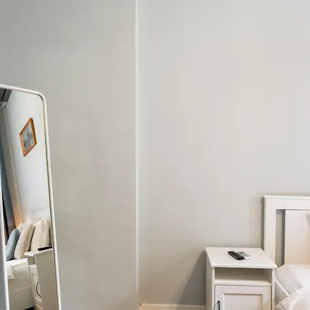 Chic Near Bucharest's Landmarks Apartman